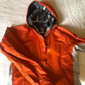 Mountain Hardware softshell windstopper!